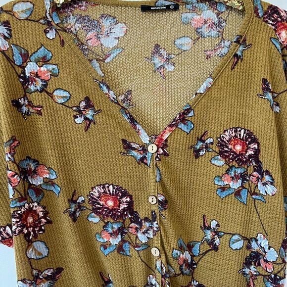 Gold floral boutique top  - Picture 3 of 6